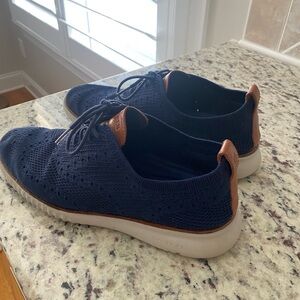 Men’s 9M Cole Haan Shoes in Navy.